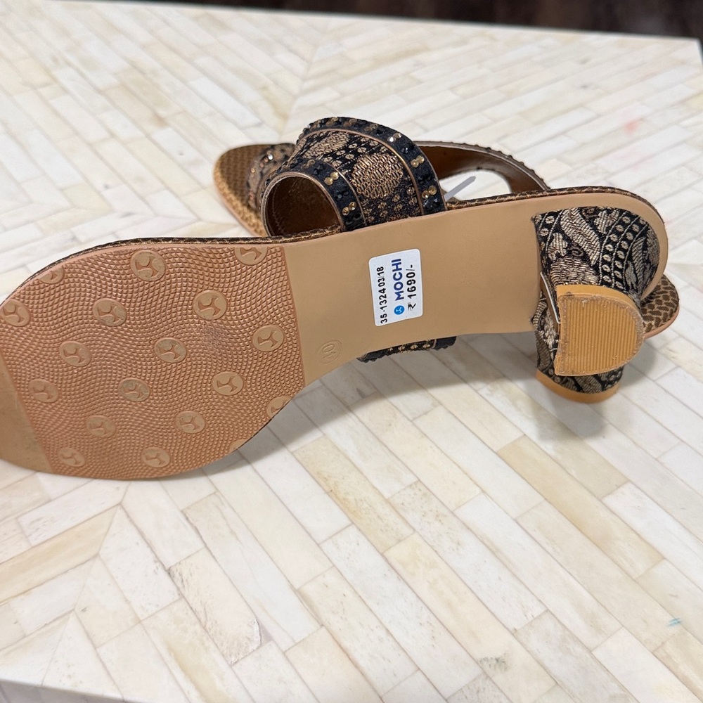 Chic Brown Patterned Heels - Picture 4 of 4